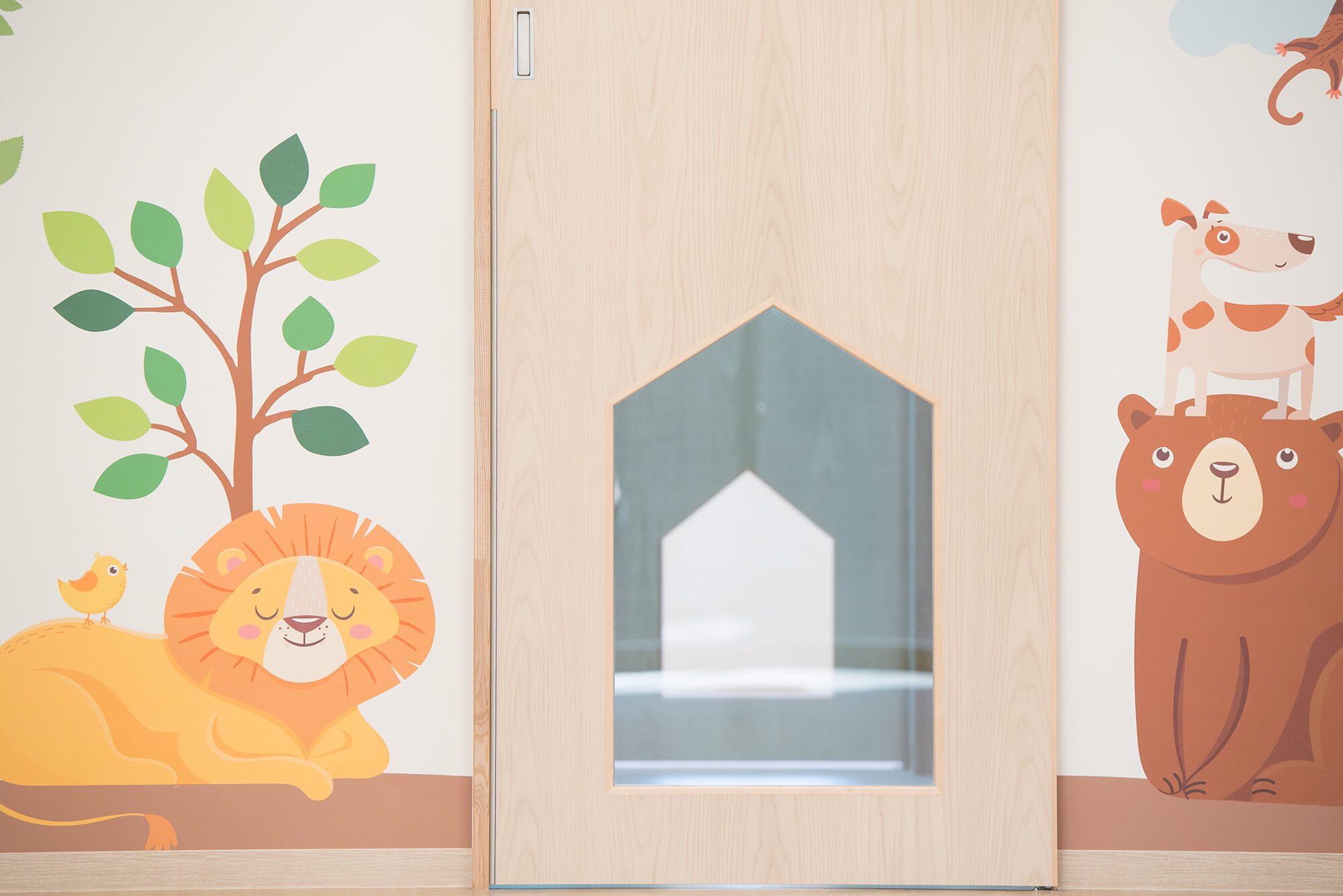 ほりこしの保育園1 子供目線で中が見えるドア