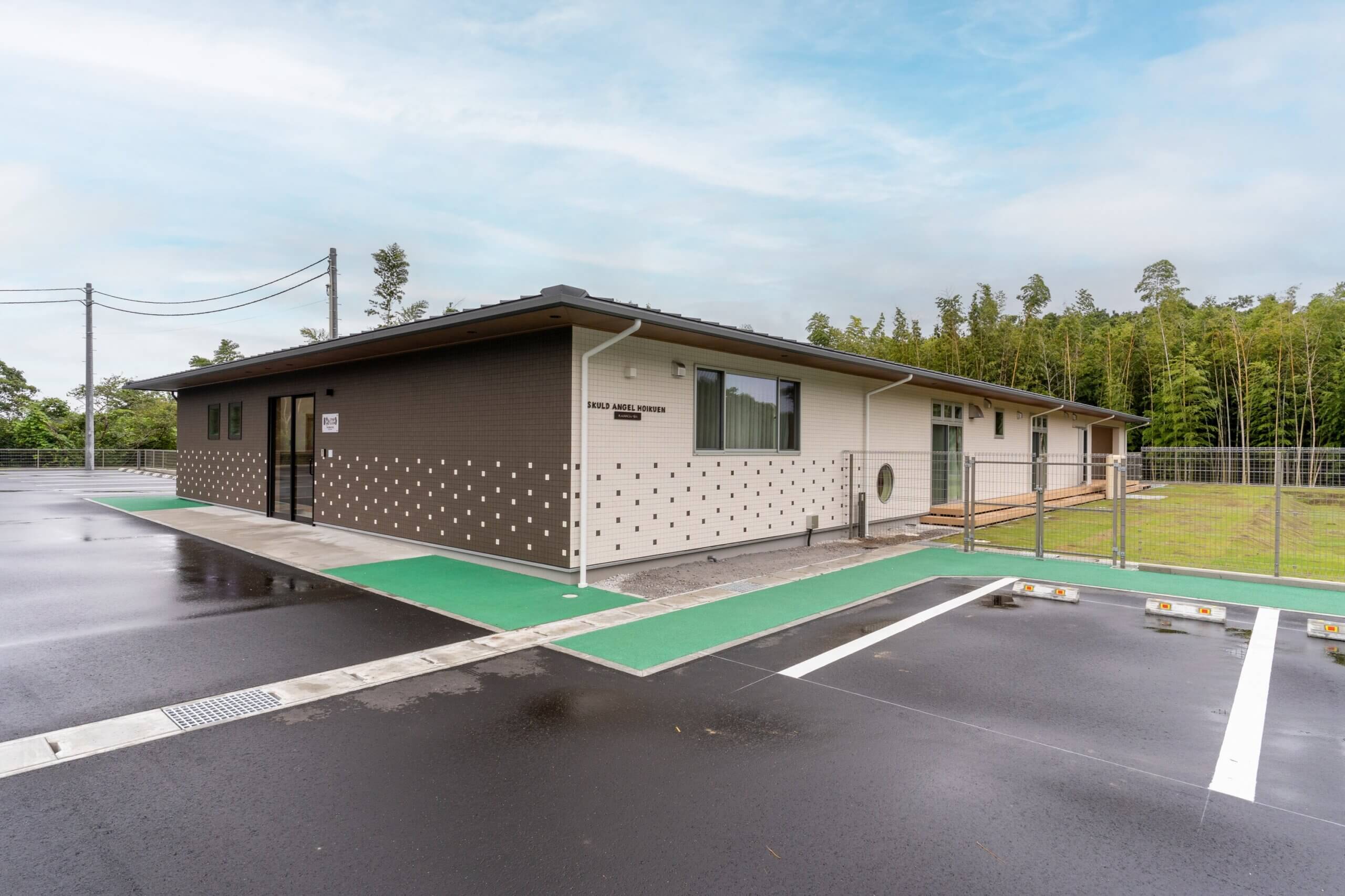 かんのうの保育園　外観と園庭